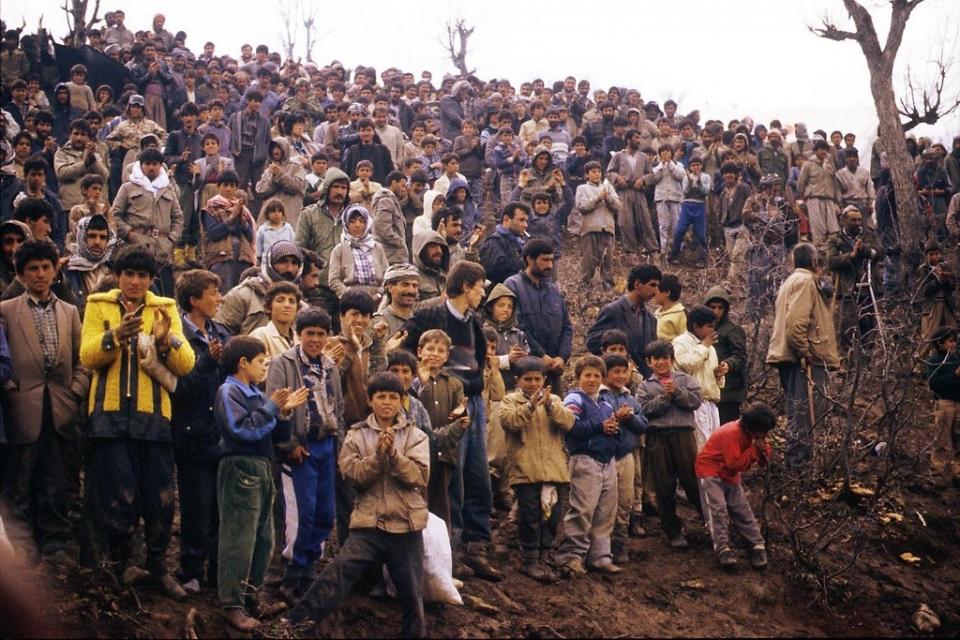 <p>Çoğunluğunu Iraklı Kürtlerin oluşturduğu sığınmacılara akraba olan çoğu Hakkari’den, Van’dan, Çukurca’dan gelen insanlar yardıma muhtaç sığınmacıları evlerine davet ederek haftalarca evlerinde barındırdı, yiyecek ve içecek ihtiyaçlarını karşıladı.</p>
