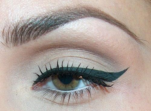 <p>Gün içerisinde eğer likit eyelinerınız akarsa bu görüntüyü temizlemek için kulak temizleme çubuğundan yardım alabilirsiniz.</p>