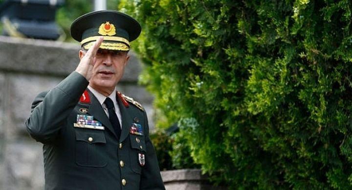 <div><strong>"YAPTIĞINIZ HAİNLİKTİR, ŞEREFSİZLİKTİR"</strong></div>

<div> </div>

<div>Darbecilerin buna rağmen bildirinin imzalanması konusunda baskı yapmayı sürdürdüğü ve Orgeneral Akar’a “Bunu imzalarsanız çok kolay çözeriz” dedikleri öğrenildi. Askeri kaynaklardan edindiğim bilgilere göre, Akar bu talebe de ağır hakaretlerle yanıt verdi ve “Ne kâğıdınızı okurum, ne de zinhar imzalarım, yaptığınız ahlaksızlıktır, hainliktir, şerefsizliktir, gelin bu yoldan dönün” diye bağırdı.</div>
