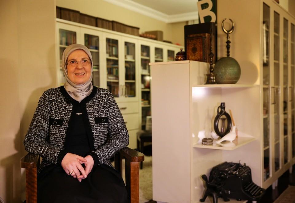 <p><strong>"Çocuklarımla birbirimizi özlediğimizde hayatı kesip ya ben ya onlar geliyor"</strong></p>
<p>Halen yurt dışında makine mühendisliği eğitimi alan oğluyla tatillerde birlikte olmaya gayret ettiklerini anlatan Ramazanoğlu, "Oğlum mühendislik okuyor ama sosyal konularla da ilgili. Farklı kulüplerde görev alıyor. Müslüman gençlerin sorumluluk aldığı kulüplerde ve Suriyeli mültecilerle ilgili kulüpte görev aldı. Kızım hukuk fakültesinde okuyor. Onun da dolu dolu bir hayatı var. Yabancı dil öğrenmeye çok hevesli ve meraklı, o konuda da başarılı. Müziğe, resme, spora meraklı. Çocuklarımla birbirimizi özlediğimizde bir araya gelmek için bütün hayatı kesip ya ben ya onlar geliyor" dedi.</p>