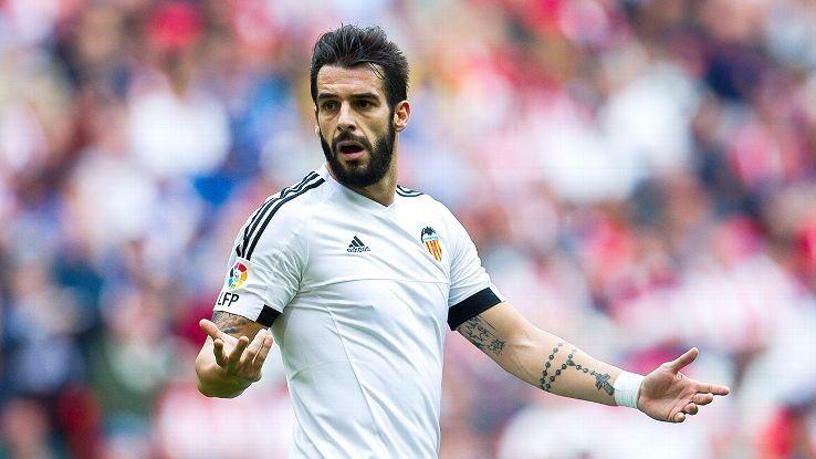 <p>ALVARO NEGREDO İÇİN GERİ ADIM...<br />
<br />
Valencia'yı yeni sezonda çalıştıracak olan Marcelino'nun kadroda düşünmediği Negredo'ya talip olan Galatasaray'ın oyuncunun yüksek yıllık ücret talebi nedeniyle bu transfer görüşmesini askıya aldığı öğrenildi. İspanyol oyuncu bonuslar dahil olmak üzere sarı-kırmızılı takımdan yıllık 4 milyon Euro istemişti.</p>