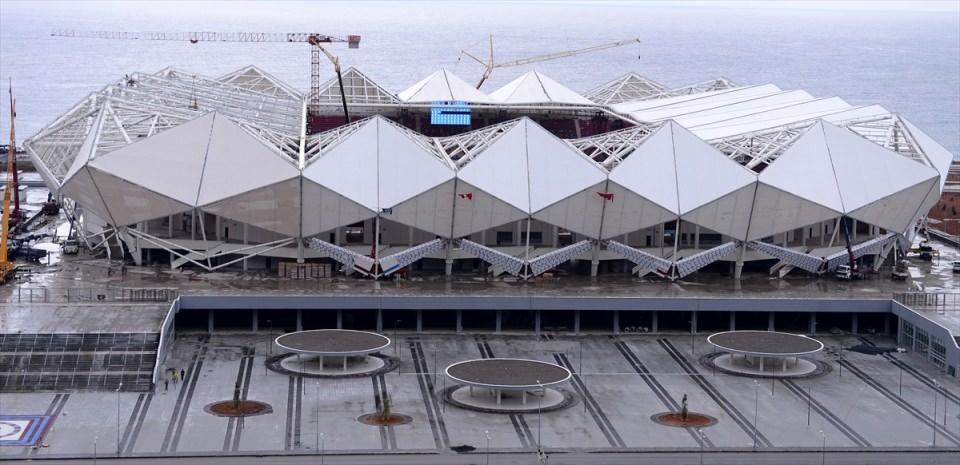 <p>Yaklaşık 22 bin metrekare kapalı tribün yüzeyine sahip olacak stadyumun çatısı, 245 dönümlük yeşil alanın havasını temizleme gücüne sahip olacak. Bu oran, yaklaşık 2 bin 500 aracın yarattığı hava kirliliğini temizleme kapasitesine eşdeğer bulunuyor. Çatı, yarı saydam özelliğiyle de saha içinin daha aydınlık olmasını sağlayacak.</p>
<p> </p>