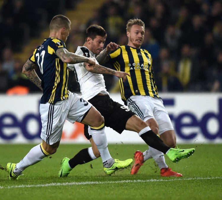 <p>Chelsea, Manchester United, Marsilya, Liverpool, Arsenal, Inter ve Napoli'yle adı anılan Kjaer'e, 15-20 milyon Euro civarı bir teklif gelmesi halinde, Fenerbahçe yönetiminin transfere izin vermesi bekleniyor.</p>
