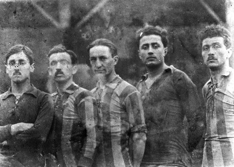 <p>Mütareke döneminde Fenerbahçe futbol takımı. 1920</p>
