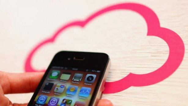 <p>Bulut Teknolojisi</p>

<p>Geçtiğimiz yılda bireysel olarak kullanım açısından artış gösteren Cloud yani bulut sisteminin 2015 yılıyla beraber özellikle şirket verileri saklama ve veri aktarımı konusunda ciddi yer edineceği ve şirketlerin artık bulut üzerinden veri saklama ve şirketlerarası veri aktarımlarında bu yola başvuracağı konuşuluyor. Böylece şirketlerin veri saklama derdi ortadan kalkacak gibi görünmekte. Fakat bu aynı zamanda güvenlik bakımından ne kadar güvenilir olacağı ise hala devam eden tartışma konusu</p>
