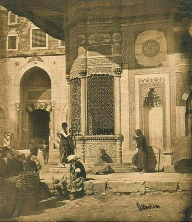 <p>James Robertson ' un 1850'li yıllarda yakaladığı bir kare. Sultan 3. Ahmet Çeşmesi. Hemen arkada Topkapı Sarayı'nın giriş kapısı (Bâbı Hümayun/Saltanat Kapısı) üzerinde günümüzde olmayan bir yapı görünüyor.</p>

<p> </p>
