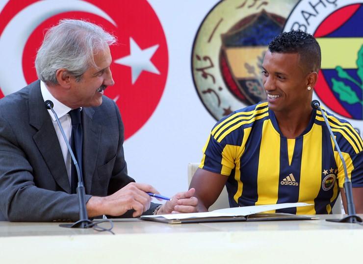 <p>6 Temmuz'da Şükrü Saracoğlu'nda görkemli bir törenle, İtalyan sportif direktör Giuliano Terraneo'yla birlikte hazır bulunan Nani, resmen Fenerbahçeli oldu.</p>

