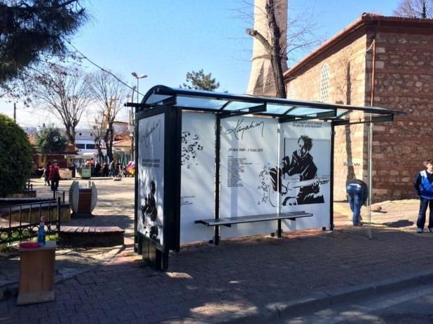 <p>KAYAHAN</p>

<div> </div>

<div>Topluma mal olmuş kişilerin anısına tasarlanan "Vefa Durakları Projesi" kapsamında hazırlanan özel görseller Proje kapsamında ilk olarak İstiklal Marşı'nın şairi Mehmet Akif Ersoy için özel durak tasarlanmıştı. Barış Manço, Prof. Dr. Necmettin Erbakan, Muhsin Yazıcıoğlu, Kayahan, Turgut Özal ve Zeki Alasya gibi isimler anısına özel duraklar yapıldı.</div>
