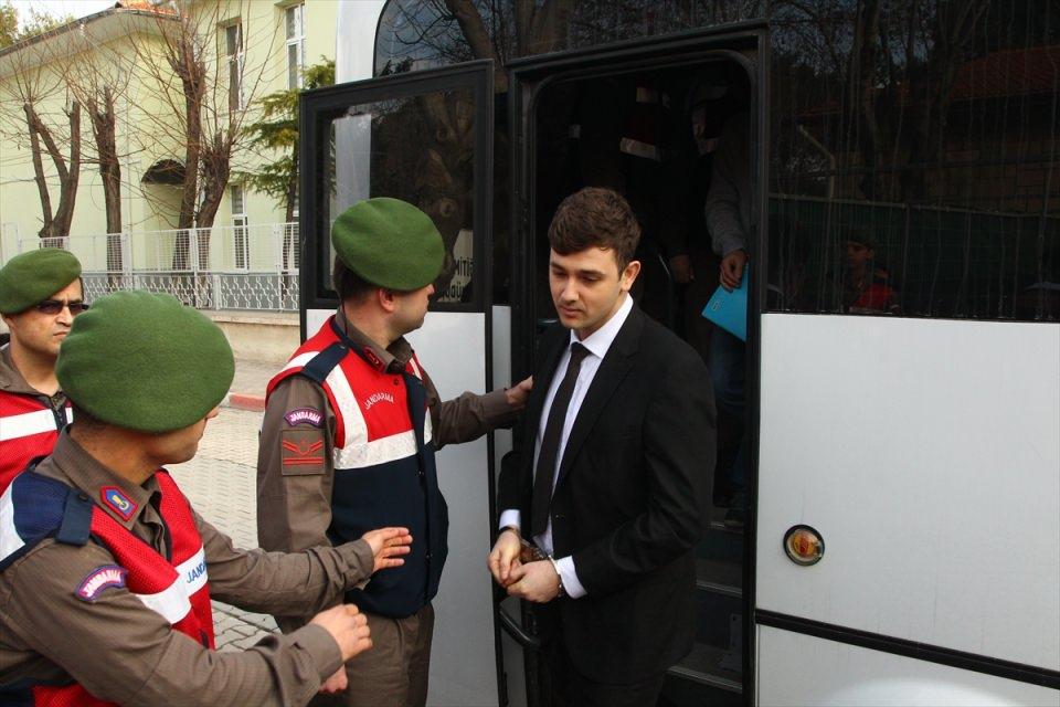 <p> Kırklareli'nde, Fetullahçı Terör Örgütü'nün (FETÖ) 15 Temmuz'daki darbe girişimi sırasında Lüleburgaz 65. Mekanize Piyade Tugay Komutanlığına bağlı kışladan, zırhlı askeri araçlarla İstanbul'a gitmek üzere yola çıkan ve vatandaşlar tarafından otoban girişinde durdurulan 81 sanığın yargılanmasına devam ediliyor. </p>