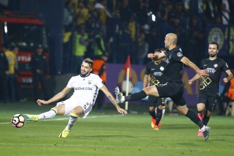 <p><strong>DEPLASMANDA OLMUYOR</strong></p>

<p>Ersun Yanal döneminde bu futbol oynanıyordu ancak ozaman Emre Belözoğlu gibi yetenekli futbolcusu vardı. Kadıköy'de çok problem olmuyor. Ceza sahası içine bu oyuncular girebiliyor. Deplasmanda böyle olmuyor.</p>
