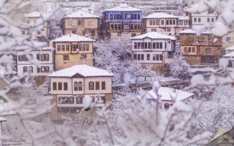 <p>Karabük<br />
<br />
Nüfusu: 242 347  <br />
Toplam otomobil sayısı: 40 982<br />
​Kaç kişiye bir otomobil düşüyor: 5,9</p>
