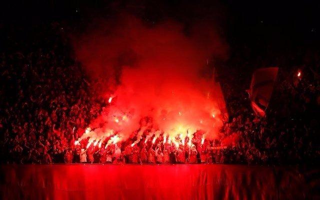 <p> Buna göre Galatasaray, 2016 yılındaki %35'lik taraftar oranını koruyarak zirvede yer aldı. Fenerbahçe taraftarları, Türkiye genelinde % 1'lik düşüşle %34'e geriledi ve ikinci sıraya düştü.</p>
