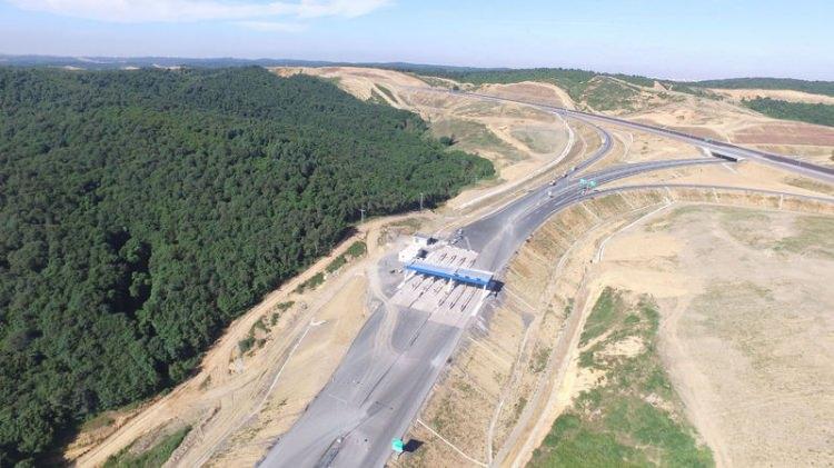 <p>İstanbul'daki transit trafik yükünün hafifletecek, araçların şehir içi trafiğine girmeden erişim kontrollü, yüksek standartlı, kesintisiz, emniyetli ve konforlu bir yol ile zamandan tasarruf edilerek transit geçişin sağlayacak.</p>
