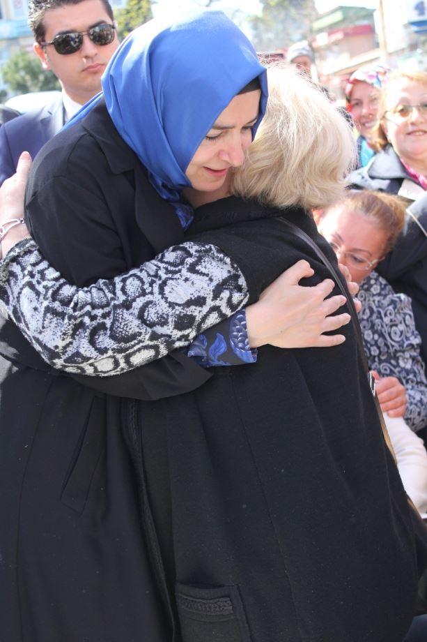 <p>Protokol alanına ulaşarak kendisine sarılmak isteyenleri bir kez daha geri çevirmeyen Kaya, yerinden kalkarak kadınlarla selamlaştı. </p>
