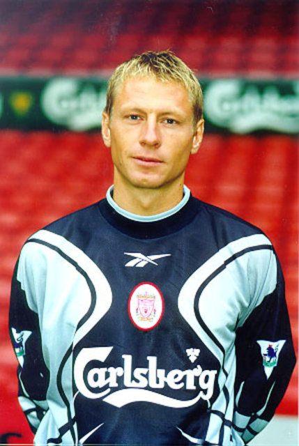 <p>Profesyonel sözleşmeye imza atıp, 'En uzun süre oynamayan futbolcu' eski Liverpool kalecisi Jorgen Nielsen olarak kayıtlara geçti. Hvidovre'den 26 yaşında transfer edilen file bekçisi, tam 4 yıl, 11 ay forma giymedi.</p>