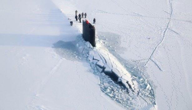 <p>2 milyar dolarlık ölümcül silah</p>

<p>ABD donanması artık dünyanın en ölümcül denzialtısına sahip. Nükleer enerji ile çalışan 102 metre uzunluğundaki John Warner denizaltısı düzenlenen törenle Amerikan donamasına katıldı.</p>
