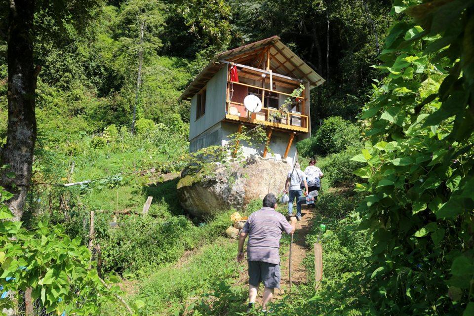 <p>Rize'nin Fındıklı'nın Sümer köyünde yaşayan 69 yaşındaki Reşat Eren, 44 yıl önce çalışmak için gittiği Almanya'da emekli olunca 4 yıl önce memleketine döndü. Bu sürede ilçe merkezinde kendine bir ev alan Eren, çocukluğunun geçtiği köyde şehir gürültüsünden uzaklaşmak için arazisinde bulunan 16 metrekarelik kayanın üzerine ev yapmaya karar verdi.</p>
<p> </p>