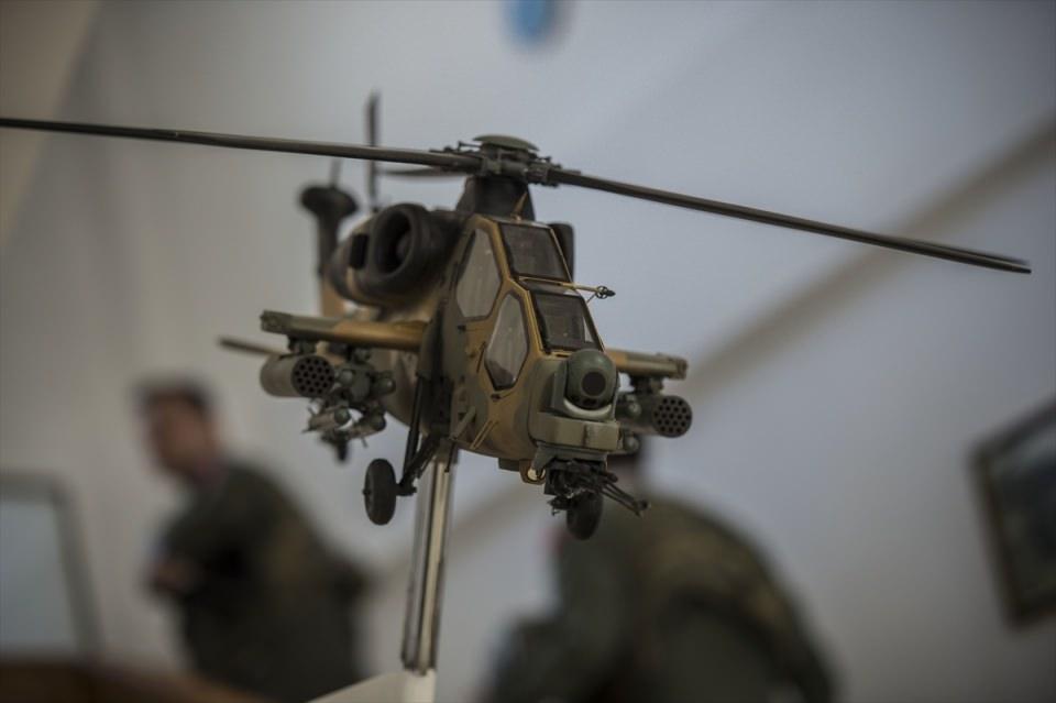 <p>Helikopterde ayrıca 4 istasyona ihtiyaca göre yüklenen antitank füze, güdümlü-güdümsüz roket ile havadan havaya füze sistemi ve 500 mermi atabilen 20 milimetrelik burun topu da bulunuyor.</p>

<p> </p>
