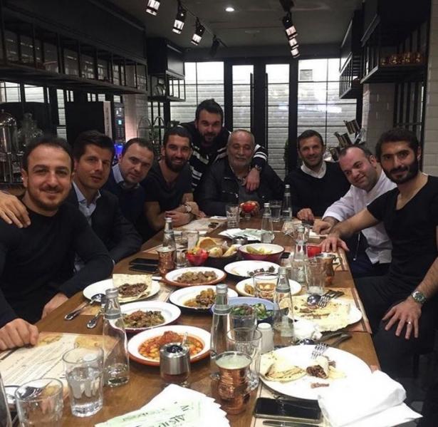 <p>Emre Belözoğlu, Hamit Altıntop’la birlikte Arşiv’de akşam yemeği yiyen Turan, daha sonra soluğu İstanbul gecelerinde aldı. </p>

