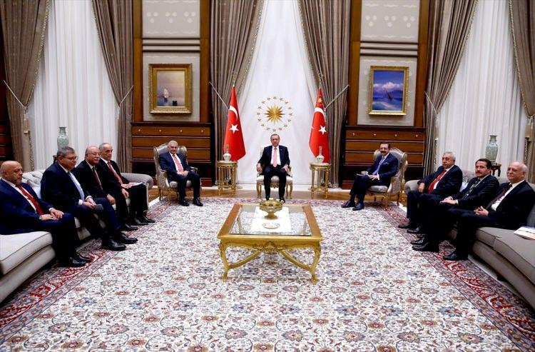 <p>Cumhurbaşkanı Recep Tayyip Erdoğan; TOBB, TESK, Türk-İş, TZOB, Memur-Sen, Hak-İş, Kamu-Sen, TİSK'in içinde yer aldığı KİK üyeleriyle görüştü. Görüşme yaklaşık 1.5 saat sürdü. </p>
