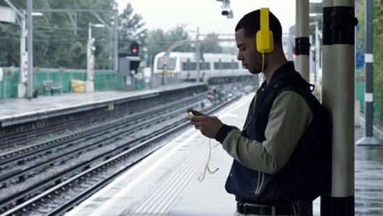 <p><strong>Sound hound</strong><br />
<br />
Arkadaşlarınızla sohbet ederken birden kulağınıza bir melodi ilişti. İşte bu uygulamayla şarkının kime ait olduğunu hemen bulabilirsiniz. Uygulamayı çalıştırıp, şarkıyı birkaç dakika kaydetmeniz yeterli. </p>

<p> </p>
