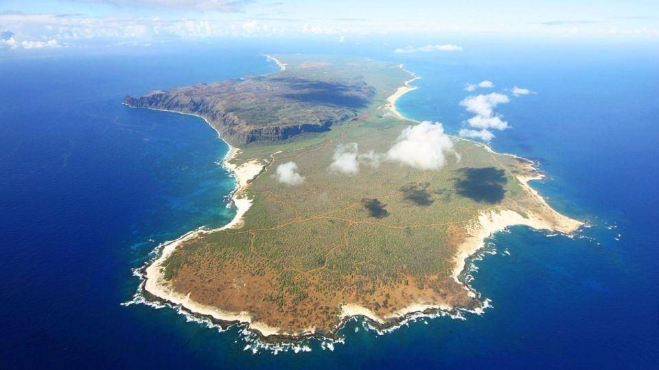 <p><strong>Ni’ihau adası - Hawaii</strong></p>

<p>Ni’ihau yerleşim olan en küçük Hawaii adasıdır. Palmiyeleri, nesli tükenmekle yüz yüze olan hayvanları ve turistlerin uğrak yeri olmaması gibi özellikleriyle ideal tatil yeri gibi görünebilir. Ama 180 km kare büyüklüğündeki bu adaya dışarıdan insan gelmesi yasak.</p>
