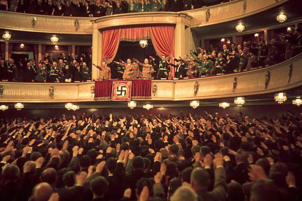 <p>Adolf Hitler ve Joseph Goebbels Charlottenburg Tiyatrosunda, Berlin, 1939.</p>

<p> </p>
