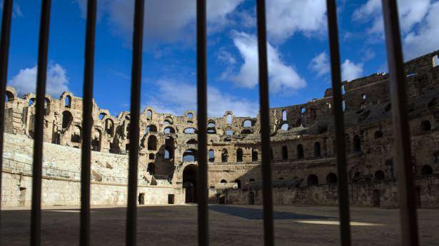 <p>Afrika kıtasındaki en etkileyici Roma dönemi harabelerine sahip olan El-Cem kentindeki Amfitiyatro Roma’daki Colosseum’a  benzer mimarisi ile dikkati çekiyor.</p>

<p> </p>
