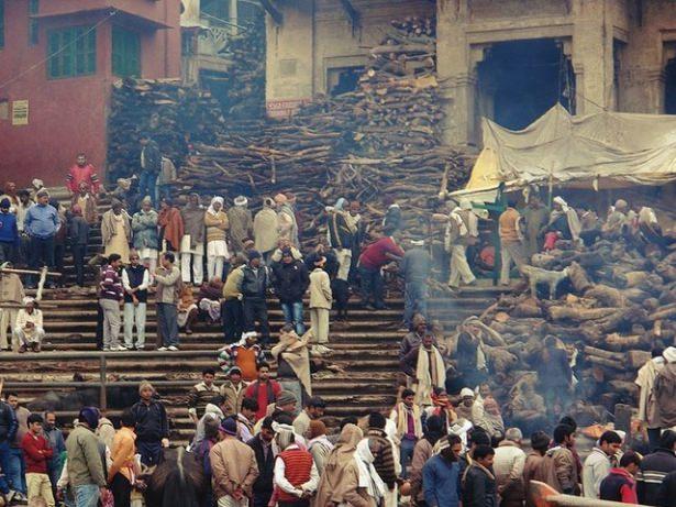 <p>Varanasi'nin "Hinduların &Ouml;lmeye Geldiği Şehir" olarak da biliniyor.</p>

<p>&nbsp;</p>
