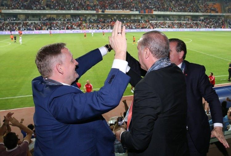 <p>Cumhurbaşkanı Recep Tayyip Erdoğan, Medipol Başakşehir'in Şampiyonlar Ligi 2. Ön Elemesi'ndeki Club Brugge maçını izlemek için Başakşehir Fatih Terim Stadyumu'na geldi.</p>
