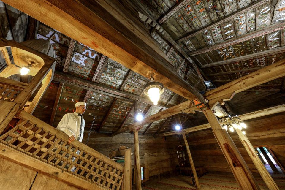 <p><strong>"Yıkılırsa kıble yönüne yıkılacak"</strong></p>
<p>Göğceli Cami imamı Ahmet Özköse, AA muhabirine yaptığı açıklamada, 811 yıllık camide hizmet etmekten gurur duyduğunu ifade etti.</p>