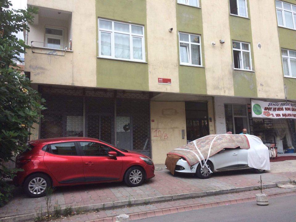 <p>Sokaklar halı, kilim ve kartonlar, hatta güneşliklerle örtülü araçlarla doldu.</p>