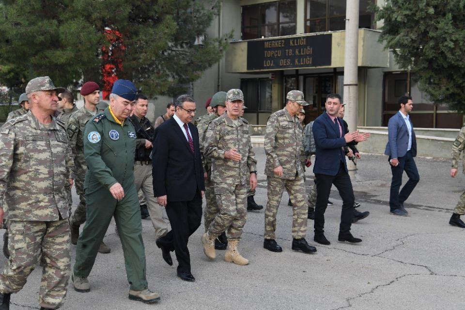 <p>Orgeneral Akar, ayrıca sınır bölgesindeki gelişmeler, yapılan hazırlıklar ve bölgede yürütülmekte olan büyük çaplı operasyonlar ile ilgili bilgi aldı. Bu kapsamda; yapılan operasyonlarda ele geçirilen silah, mühimmat ve yaşam malzemelerini inceleyen Org. Akar, başarılı personeli kutlayarak ödüllendirdi. </p>