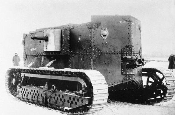 <p><strong>FARKLI TANK TASARIMLARI</strong></p>
<p>İlk tank tasarımları askerlere hareketli bir siper sağlama amacı güderken, ilerleyen zamanlarda bu yeni teknoloji bir savaş arabasına doğru evrilmeye başladı. Fotoğrafta ilk Amerikan yapımı tank olan Holt görülüyor.</p>
