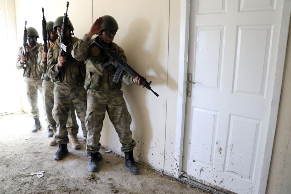 <p>Her türlü hava koşullarında, zaman aralığı olmadan görev yapabilme kabiliyetini kazanan komandolar, öğrendiklerini gerçekleştirdikleri tatbikatla uygulama fırsatı buluyor.</p>