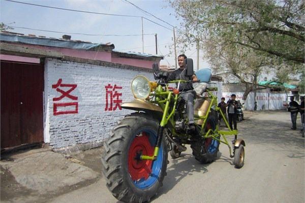 <p><strong>Dev motosiklet</strong><br />
Abulajon adlı kişi bu 2,3 metre uzunluğundaki dev motosikleti toplam 1300 dolara mal etti.</p>
