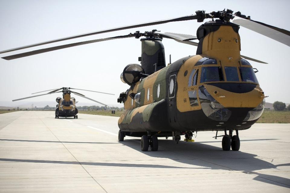 <p>Kara Kuvvetleri Komutanlığı'nın ihtiyaç duyduğu manevra ve nakliye desteğini sağlamak amacıyla 6 adet CH-47F yük helikopteri, 2016 yılında alınarak, Kara Havacılık Komutanlığı envanterine girdi. </p>
