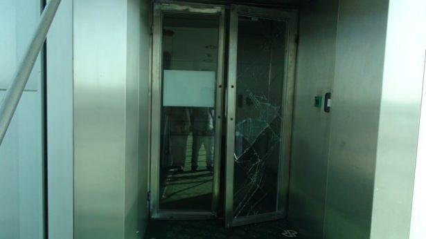 <p>Apronda DHMİ görevlileri tarafından yakalanan Djalel Cihina, havalimanı terminaline alındı.</p>
