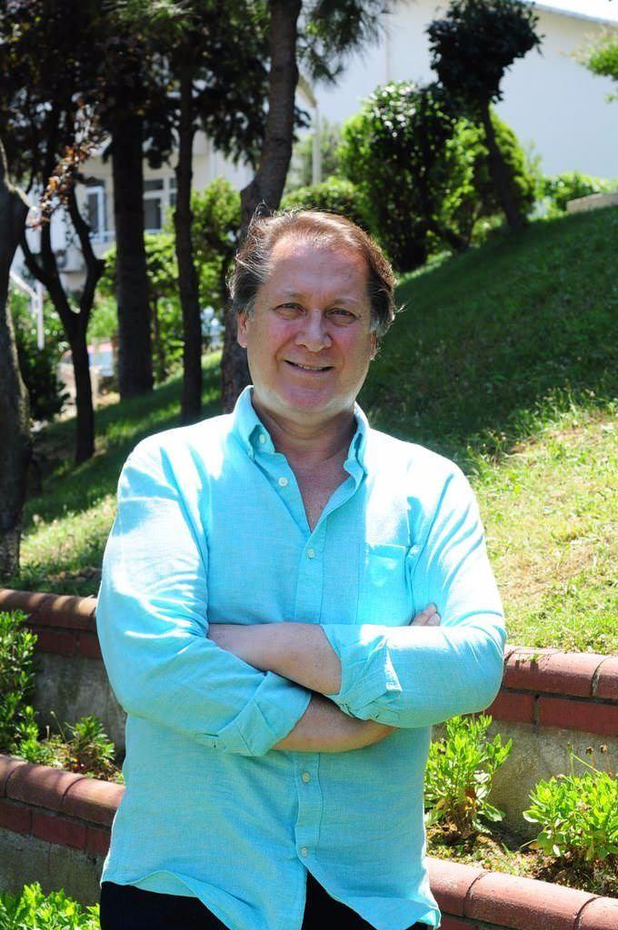 <p><span style="color:rgb(68, 68, 68)">Ahmet Özhan</span><a href="http://www.takvim.com.tr/multimedya/galeri/turkiye/demokrasi-ve-sehitler-mitingine-katilacak-unlu-isimler/19">.</a></p>
