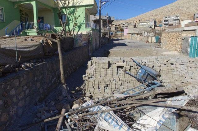 <p>Labirenti andıran dar sokakları nedeniyle teröristlerin kaçışını kolaylaştıran yapıların bulunduğu ilçede 94 gündür süren operasyonda, teröristlerle sık sık sıcak temas sağlanıyor.</p>

<p> </p>
