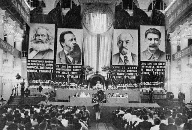 <p>Bu "mucize" anlatısının bir diğer ve daha gerçekçi anlatısı ise şöyleydi: 1920'lerin ortasında Sovyetler Birliği'nde Stalinin savunucusu olduğu "Tek Ülkede Sosyalizm" teorisi egemen oldu ve buna göre, Rusya hızla sanayileşmeli ve ileri kapitalist ülkelerle rekabet edebilmeliydi.</p>