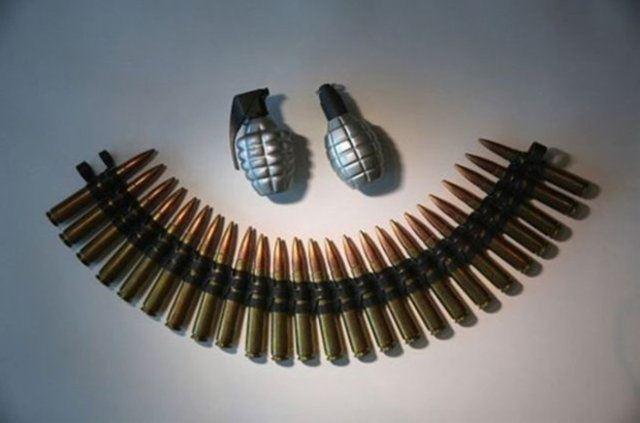 <p>El bombası ve mermi</p>
<p> </p>
<ul>
</ul>
<ul>
</ul>