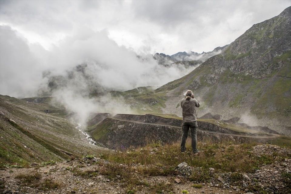 <p>Doğal ve kültürel güzelliklerinin yanı sıra ender eko-sistemiyle Dünya Doğayı Koruma Vakfınca (WWF) "dünyanın korunması öncelikli 100 bölgesinden biri" gösterilen milli park sınırları içerisindeki Yedigöller 2 bin 930-3 bin 200 rakımları arasında yer alıyor.</p>
<p> </p>