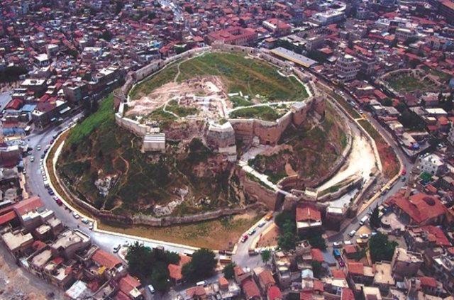<p><strong>Gaziantep</strong></p>
<p>2015 nüfusu: 1.931.836 kişi.</p>
<p>2016 nüfusu: 1.974.244 kişi.</p>
<p>Değişim(%): 2,19</p>