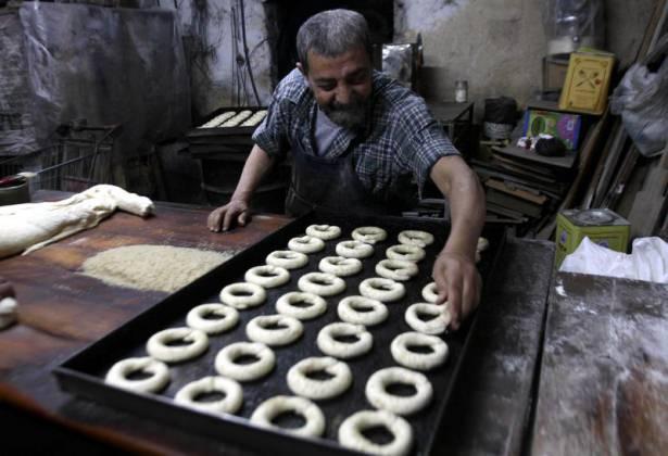 <p>Osmanlı döneminin ilk “fast food”u olarak kabul edilen simit, Filistin'in Nablus kentinde büyük rağbet görüyor. </p>