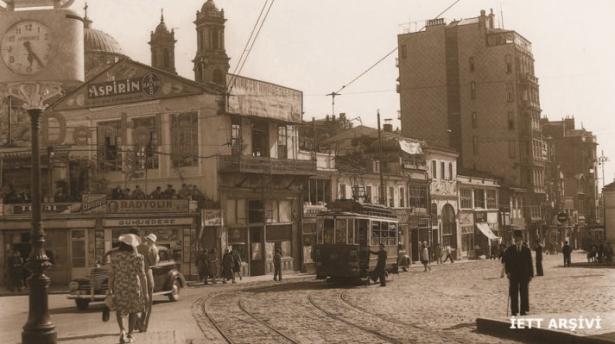 <p>1935 - Taksim Meydanı, İstiklal Caddesi girişi</p>
<p> </p>