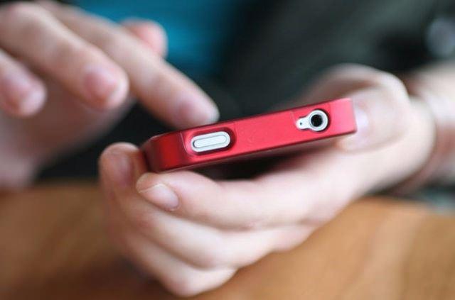 <p>Apple firmasının mesaj şifreleme ve gizlilik konusundaki ünü biliniyor. 2013 yılında Amerikan Uyuşturucu ile Mücadele Dairesi’nin (DEA) basına sızan iç yazışmasında ‘iki Apple cihazı arasındaki iMessage’ın içine girmenin imkansız olduğu’ belirtiliyordu.</p>

<p> </p>
