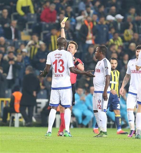 <p>KARABÜKSPOR'DAN AYDINUS'A BÜYÜK TEPKİ<br />
<br />
Kardemir Karabüksporlu futbolcular maç sırasında yaşanan tartışmalı pozisyonlarda hakem Fırat Aydınus'a büyük tepki gösterdi.</p>
