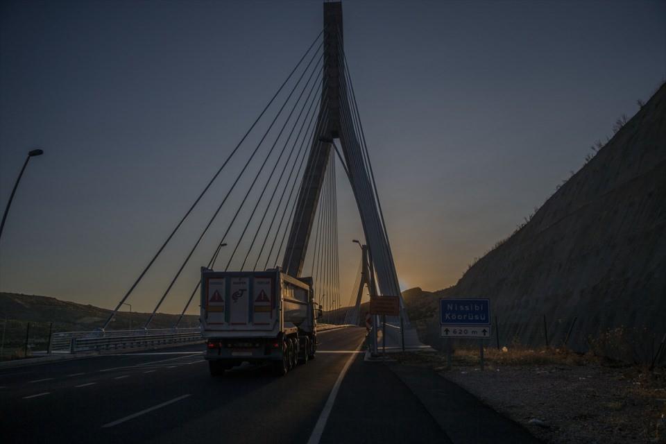 <p>Bu yol tamamlandığında öyle inanıyorum ki daha fazla ulaşımda kullanılacak ve büyük otobüs firmalarının rağbet göstereceği bir yol haline gelecek."</p>
