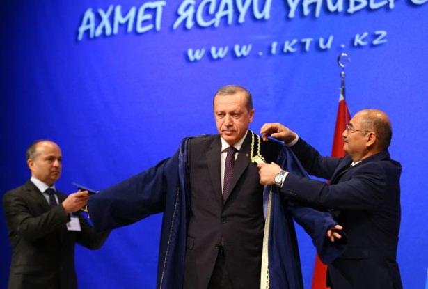 <p>Cumhurbaşkanı Recep Tayyip Erdoğan'a Kazakistan ziyareti sırasında Uluslararası Ahmet Yesevi Türk-Kazak Üniversitesi'nde fahri doktora unvanı verildi.</p>

<p> </p>
